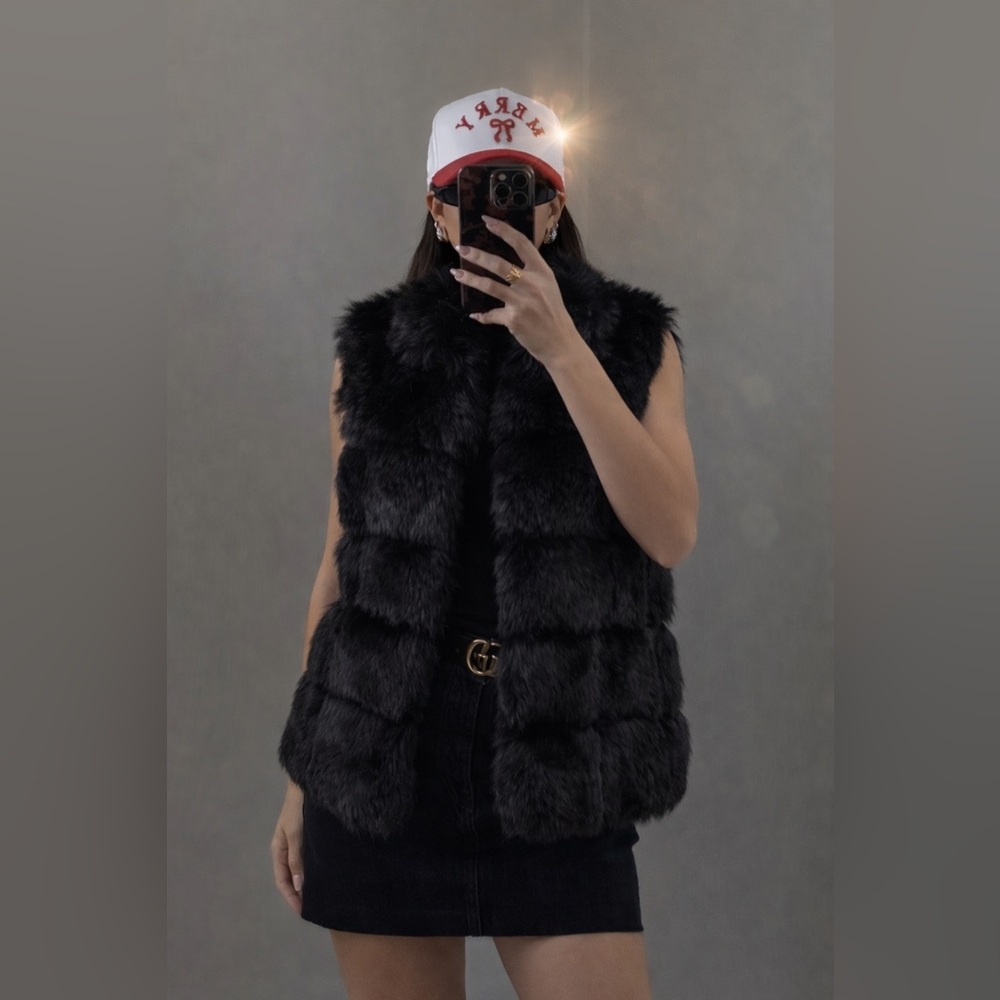 NEVER WORN                     
Missguided + Luxe Black Faux Fur Vest